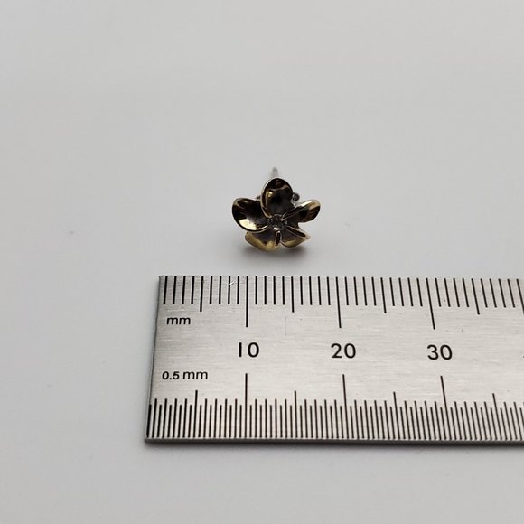 Gold Over 925 Sterling Silver Cute Tarnished Flower CZ Stud Earrings - Picture 5 of 6